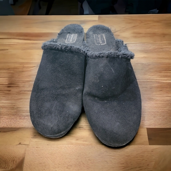 Leather Comfy Crocs - Picture 1 of 6